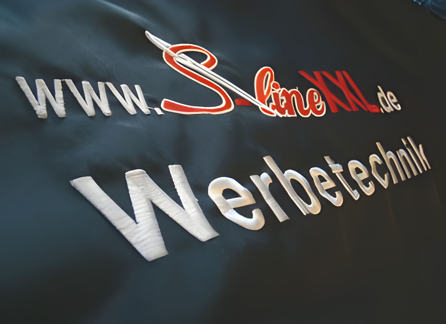 Bestickte Textilien und Stickdetails