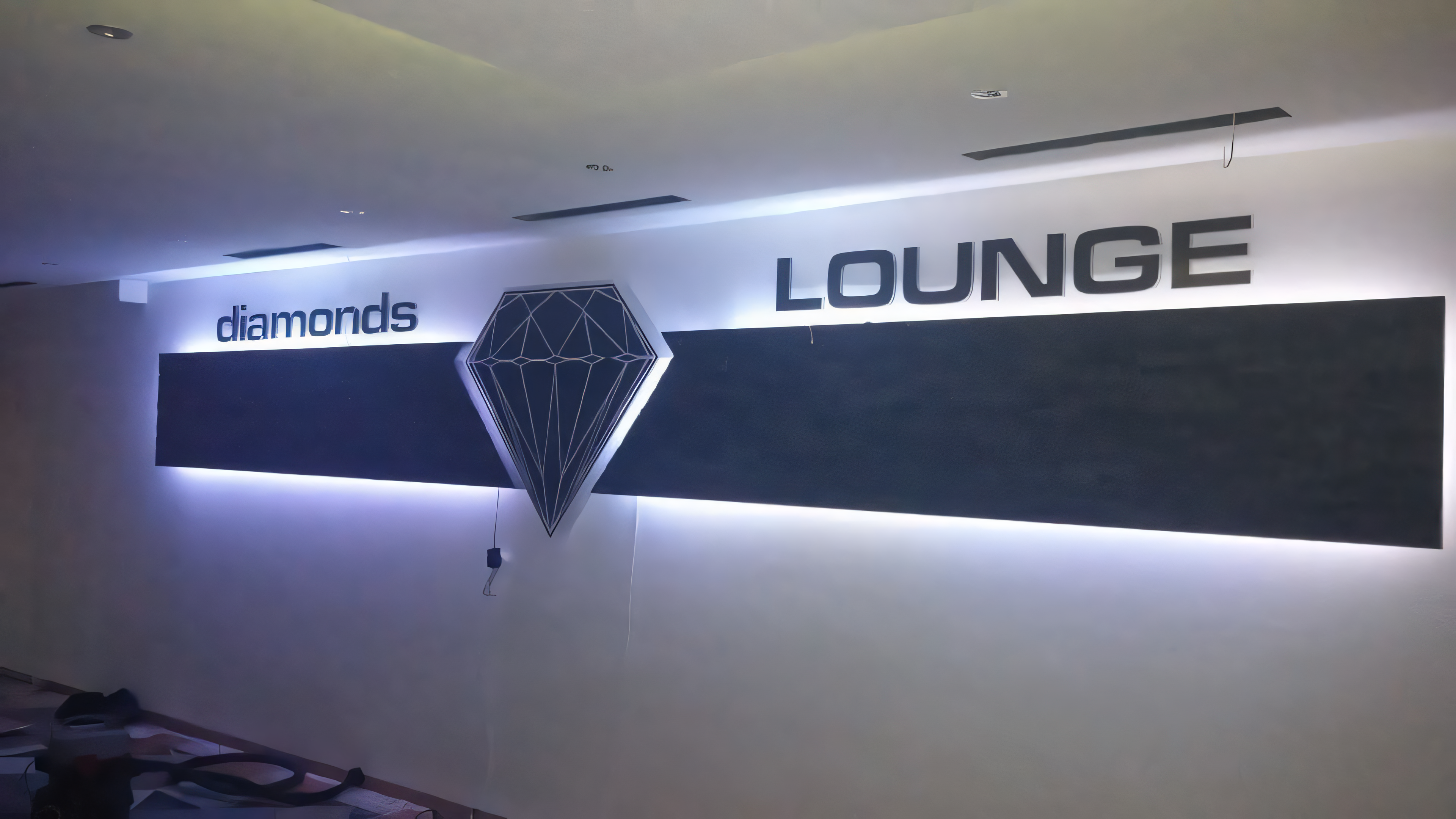 Beleuchtete Werbeanlage und Leuchtwerbung